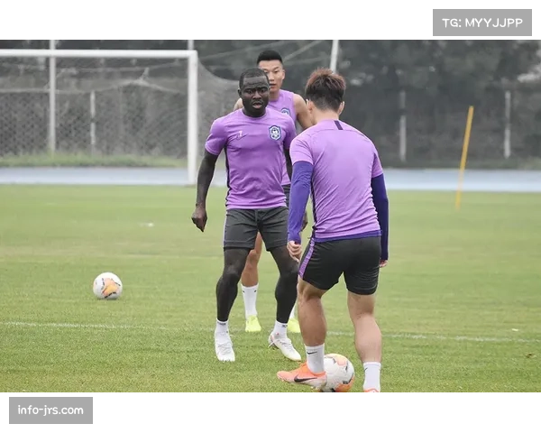 训练场上的汗水：球员们为季前赛做最后准备